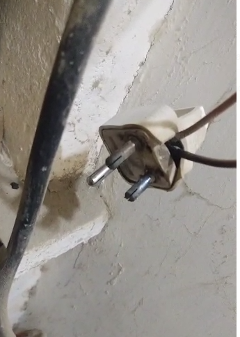 wires_plug.png